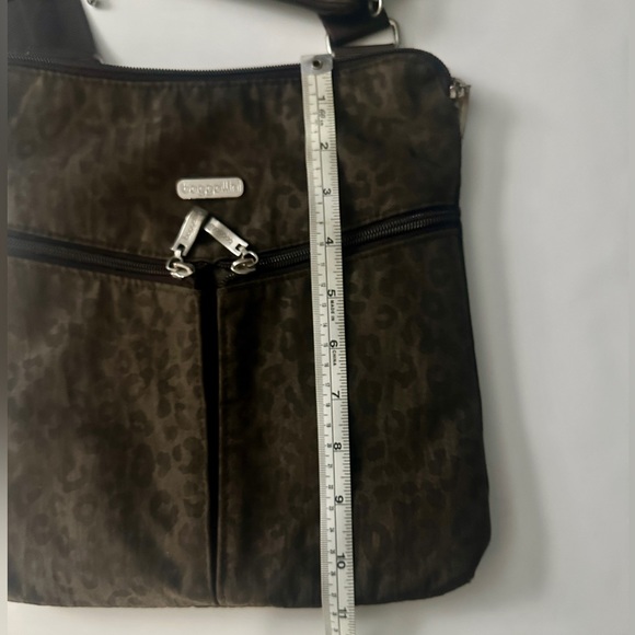 Baggallini Nylon Brown Leopard Print Crossbody w/matching Wristlet - Picture 11 of 15